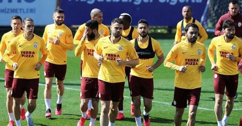 <p>Sarı-kırmızılı ekip, koronavirüsün oluşturduğu maddi zorluk kapsamında, takımdaki oyuncular ve teknik ekiple yüzde 15 kesinti konusunda anlaşmıştı.</p>