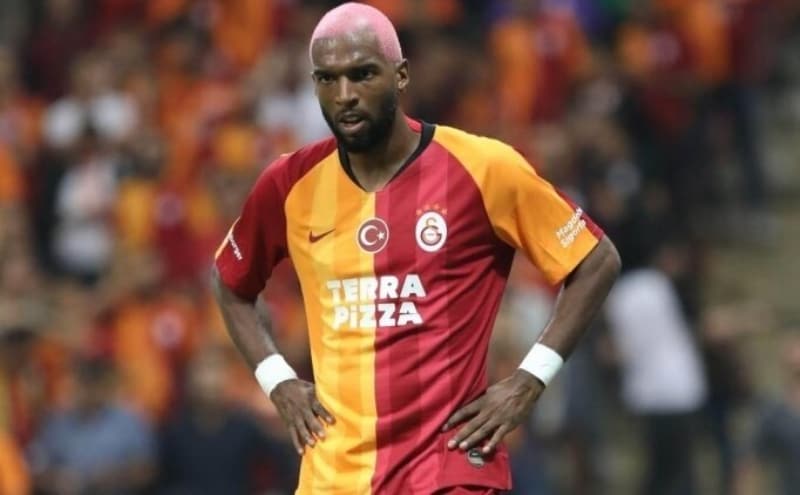 <p>Devre arasında Ajax'a kiralanan Ryan Babel, Hollanda'da liglerin tescil edilmesiyle birlikte sarı-kırmızılı takıma geri dönmesi bekleniyor. 33 yaşındaki oyuncunun uygun teklif gelmesi halinde gönderileceği ve yıllık 2.5 milyon Euro'luk masrafından kurtulanacağı ifade edildi.</p>
