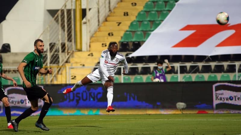 <p>Yalçın, sakatlığı bulunan Domagoj Vida'nın yerine savunmada sürpriz olarak Enzo Roco'ya şans verdi.</p>