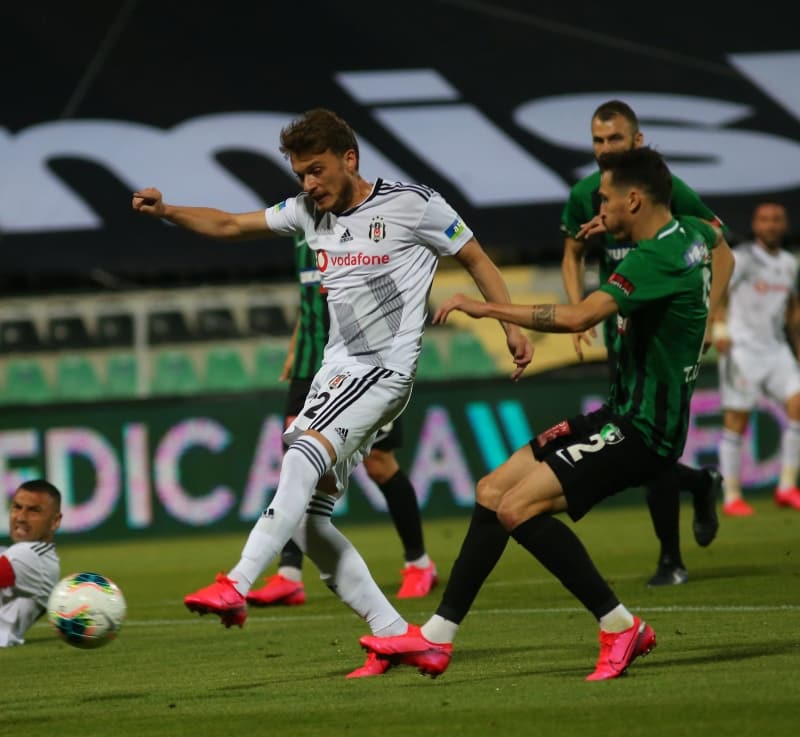 <p>Beşiktaş'ın atlet bir stoper bulması gerektiğini belirten Dilmen, 'Roco'nun Beşiktaş'ta işi zor. Ruiz de ağır ama akıllı bir stoper. Vida'nın ayağı kötü değil, havası da fena değil ama ne yapıp edip bir atlet bulması lazım Sergen hocanın.' diye konuştu.</p>