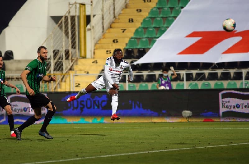 <p>Rıdvan Yılmaz'ın Ersin'e yolladığı ve genç kalecinin topu eline aldığı pozisyon hakkında da konuşan ünlü yorumcu, 'Hakemin ciddi bir hatası var, bence daldı. Siyah-beyaz gibi bir karar değil. Rıdvan'ın geri pası var. Rıdvan'ın yaptığında hata yok, geri pas yapabilirdi, kaleci ayağını kullanmalıydı. Mete hocanın bariz hatası var. Mete Kalkavan'ın hem iyi insan, hem de düzgün bir hakem olduğunu düşünüyorum ama Denizlispor'un beklediği geri pasta bence hakem hatası değil, insan hatası oldu. Daldı Mete hoca.' diye konuştu.</p>