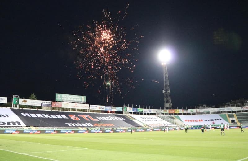 <p>Denizlispor ile Beşiktaş arasında oynanan mücadele öncesinde stadyuma yakın bir bölgeden havai fişek atılmaya başlandı.</p>