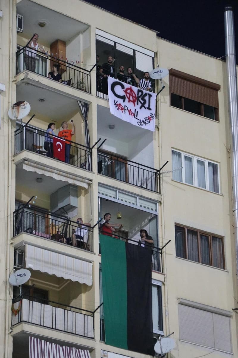 <p>Denizlisporlu ve Beşiktaşlı taraftarlar, Denizli Atatürk Stadı'nın çevresinden ve hemen kale arkasında bulunan apartmanların balkonundan takımlarını destekledi.</p>