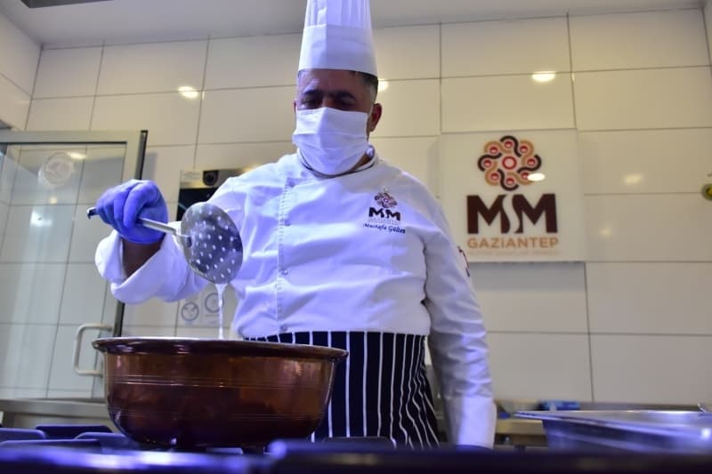 <p>Gaziantep'in milli mcadele dneminde sava erlerine enerji vermesi iin evlerdeki dev kazanlarda kadnlarn hazrlad belirtilen asrlk lezzet, kentin vazgeilmez tatllar arasnda yer alyor.</p>