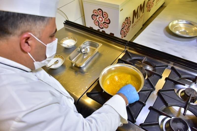 <p>Gaziantep Mutfak Sanatlar Eitim Merkezi eflerinden Mustafa Glten, AA muhabirine yapt aklamada, stl zerdenin kentin sevilen tatllarndan biri olduunu syledi.</p>