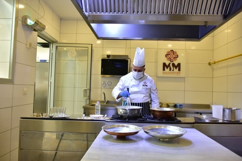 <p>Yrede zerdeli stla olarak da bilinen ve st, su, niasta, pirin, gl ve iek suyu, gl esans, zerdeal ve haspir suyu malzemelerinin karmyla hazrlanan stl zerde, souk olarak tketiliyor.</p>