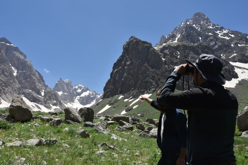 <p>Hakkari niversitesi ve ilgili kurumlarn da destek verdii proje kapsamnda Doa Koruma Milli Parklar ube Mdrl mhendisleri ile akademisyenlerden oluan ekip, Cennet Cehennem Vadisi'ndeki 3 bin 400 rakml Mergan Yaylas'na karak inceleme yapt.</p>