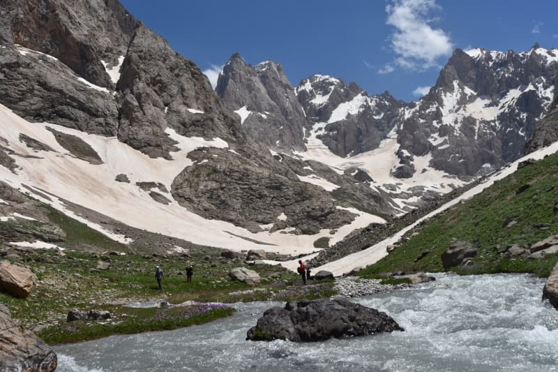 <p>Cilo Dalar ve Sat Gllerindeki almayla blgenin kaynak deerlerini, konumlarn, tarihi ve jeolojik zelliklerini, flora ve faunasn raporlatrdklarn dile getiren ifti, 'Blgede onlarca kilise, eskiden yaylaclarn koruma amal yapt yaplar, da silsilesinde Trkiye'nin en yksek 2 zirvesinin bulunduu Uludoruk ve 20 bin yllk buzullar var. Biz bu kaynak deerlerinin hepsini toparladk. Hakkari'nin el dememi sakl gzellikleri Milli Park olma yolunda. Hakkari niversitesinden hocalarmzla geldik ve aratrma gezisi yaptk.' diye konutu.</p>
