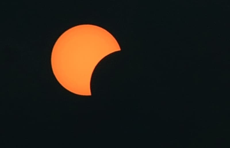 <p>Güneş tutulması, Kars'ın Sarıkamış ilçesinde görüntülendi.</p>