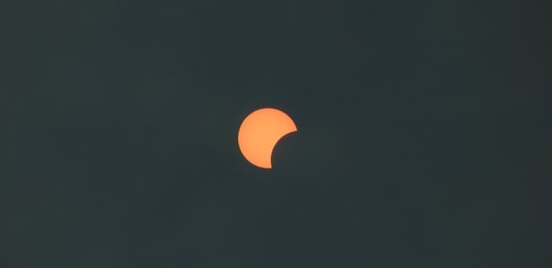 <p>Güneş tutulması, Kars'ın Sarıkamış ilçesinde görüntülendi.</p>