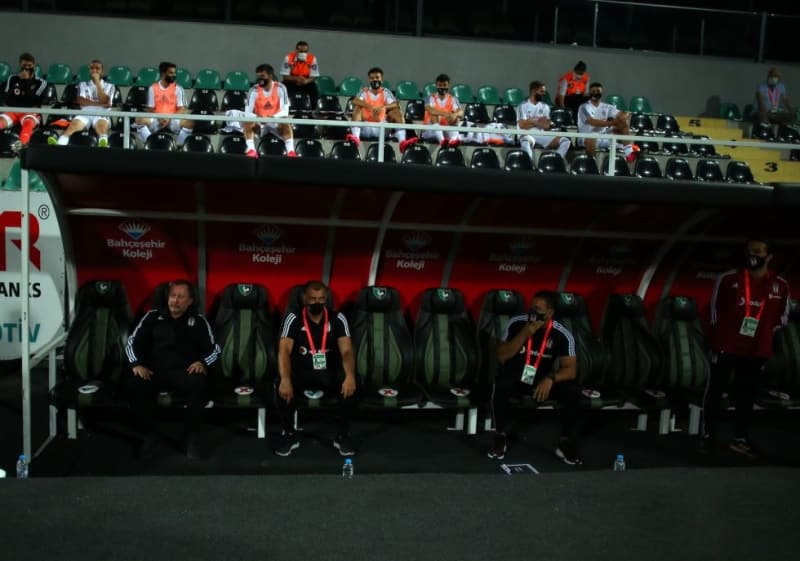 <p>Takımın içinde bulunduğu ekonomik sıkıntılar ve başlatılan yardım kampanyasıyla beraber, camiada çok konuşulur hale gelen 'öze dönerek' altyapı futbolcularının ağırlıklı olduğu bir kadro kurulacağı beklentisi, Sergen Yalçın'ın istediği ve onayladığı bir planlama değildi. </p>