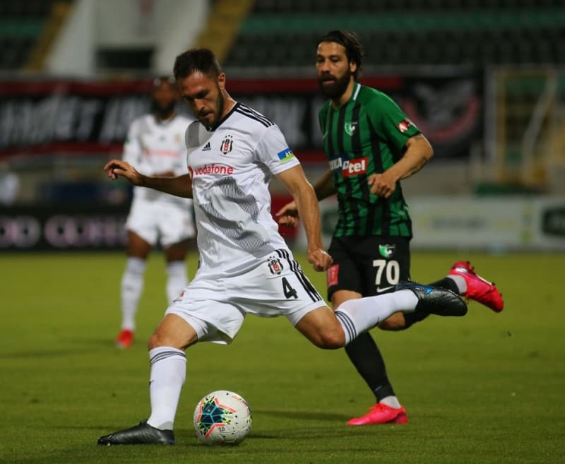<p>Vida, Ruiz ve Roco'dan oluşan stoper üçlüsünden şu an için sadece Ruiz düşünülürken, Roco ve Vida'nın kulüp bulması istenecek. </p>