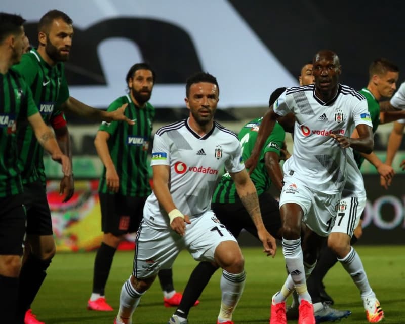 <p>Sağ ve sol beke mutlaka iki transfer yapılacak. Sözleşmesi biten oyunculardan Gökhan Gönül'ün şartları kabul etmesi halinde kalma ihtimali bulunurken, 11’deki yerini tamamen kaybeden Caner'in yeni sezon planlarında olduğunu söylemek zor. </p>