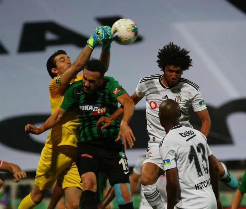 <p><b>ORTA SAHA: </b>Elneny için yeniden kiralama seçeneği düşünülse de Sivas'tan dönecek olan Fatih ve yeni yeni iyileşen Dorukhan orta sahada Atiba ile beraber yeterli görünüyor. </p>