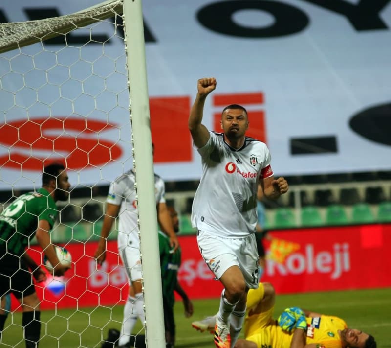 <p><b>FORVET:</b> Burak Yılmaz'ın yaşı ve sakatlıkları, Umut Nayir'in Beşiktaş'ın tek santrforu olacak gücü gösterememesi, siyah beyazlıların en az bir santrfor almasını gerektiriyor.</p>