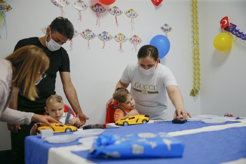 <p>ocuklarnn salna kavumasndan dolay yaadklar mutluluu dile getiren baba Evrensel, 'u anda ok ilerlemi bir haldeyiz, yani geldiimiz gnden ok farkl bir yoldayz. El kol hareketleri, gnlk 5-6 saatlik seanslar var. ok ok daha iyiye gidiyoruz.' dedi.</p>