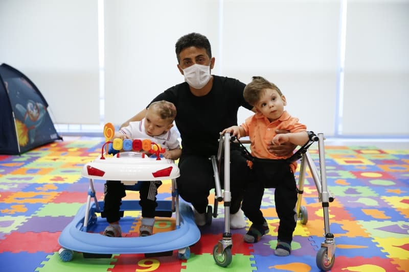 <p>ocuklarn ilk doum gnnn buruk olduunu syleyen anne Evrensel, 'nk yapklard, kendileri hareket edemiyordu, srekli bizim himayemizdeydi. u anda o skntmz yok, ok kr her eylerini kendileri yapyorlar, daha da yapacaklar inallah. Tedavilerimiz gzel gidiyor.' dedi.</p>