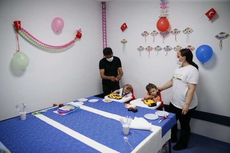 <p>Anne Fatma Evrensel ise ok gzel bir duygu yaadklarn belirterek, 'Sayn Cumhurbakanmza, eine, emei geen doktorlarmza ok teekkr ediyoruz. Herkesten Allah raz olsun, ok mutluyum. ocuklar ayr ayr grmek, ayr ayr kutlamak ok gzel.' diye konutu.</p>