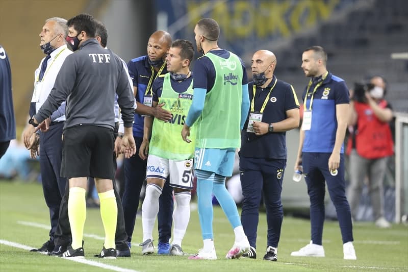 <p>Sper Lig'de oynanan Kayserispor ve Ziraat Trkiye Kupas'nda oynanan Trabzonspor karlamalarnda yedek kulbesindeki gergin tavrlaryla dikkat eken Emre Belzolu'nun nmzdeki sezondan itibaren sportif direktr olarak tribnde yer almasna kesin gzyle baklyor.</p>