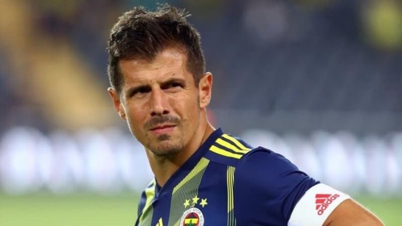 <p><b>'EMRE BELÖZOĞLU VARSA PROBLEM VAR'</b><br></p><p>Fenerbahçeli futbolcu Emre Belözoğlu'nu da Trabzonspor maçında yaptığı hareketlerden dolayı eleştiren Sürmen, 'Emre Belözoğlu varsa bir yerde mutlaka orada bir problem vardır. Fenerbahçe'ye dahi yakışmayan bu futbolcu, Serdar Aziz ile tekmeletemediği, ayağını kıramadığı Sörloth'u kendisi attırmaya uğraştı ama Sörloth Türkiye'ye sembol olacak 'sus' işaretiyle onu attırdı. 4. hakem kim, yine Öğretmenoğlu. Bunlar tesadüf mü? Bu nasıl oluyor? Hep bize mi rastlıyor?' değerlendirmesinde bulundu.</p>