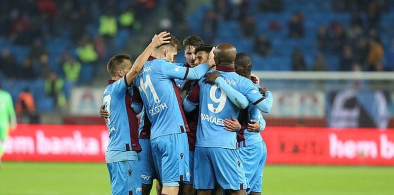 <p>'Çıktık, çatır çatır futbolumuzu oynadık. Galibiyetlerimizi aldık. Hakkıyla mağlup olduğumuz maçlardan sonra hiç sesimiz çıkmadı. 95-96 sezonu hani konuşuruz ya 'Fenerbahçe futbolu gerdi.' Aslında biz o yıl Vanspor'a yenildiğimiz için kaybettik. Kendi sahamızda oynuyoruz, ilk devre 5 gol atmışız Van'da, burada 23. dakikada gol atıyorlar. O maçta Trabzonspor'un 20-30 pozisyonu var. Olmadı mı olmaz. Trabzonspor yönetiminden 'Vanspor'u satın aldılar, iyi oynadılar' gibi bir cümle çıkmadı.</p>