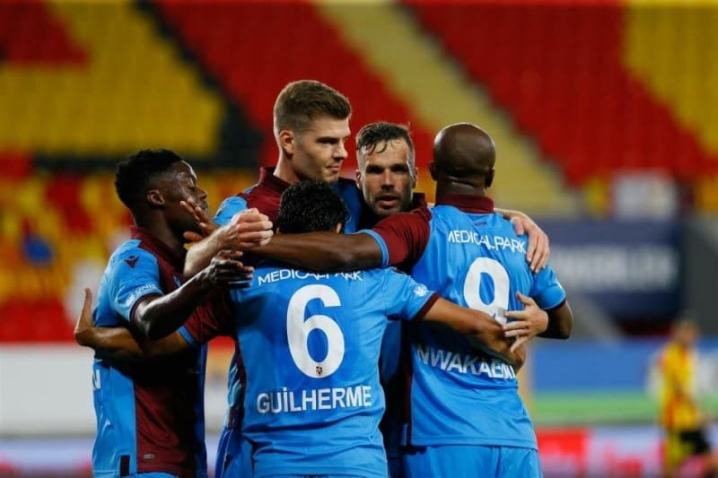 <p>Ortak basın açıklamasını okuyan Ortahisar Belediye Başkanı Genç, Trabzonspor'un çok başarılı geçirdiği bir sezonun sonlarına yaklaşırken, yine bildik ve tanıdık senaryolarla karşı karşı olduklarını ifade etti.</p>