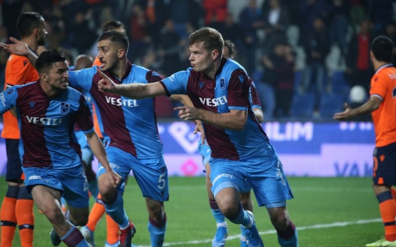 <p>Genç, Trabzonspor'un futbolcusu Cemil Usta'nın adının verildiği sezonda Süper Lig yarışını lider olarak sürdüren Trabzonspor'un bazı çevreleri rahatsız ettiğini belirterek, 'Bu çevreler Trabzonspor'umuzun şampiyonluğunun önünü kesmek için üstün gayret sarf etmektedirler. Ekonomik, idari ve sportif</p><p>olarak Türkiye'de taraflı tarafsız herkesin beğenisini kazanan Trabzonspor'umuz, ne üzücüdür ki rekabet kültüründen uzak, adil ve hakkaniyetli bir yarış anlayışından bihaber, hırsları yüzünden gözleri kör olmuş bazı kimselerin kirli tezgahlarına konu edilmek istenmektedir. Bugün burada Trabzonspor'umuzun hakkını, sevincini, alın terini, mutluluğunu ve refahını çalma gayreti içinde olanlara karşı son uyarımızı yapacağız.' diye konuştu.</p>