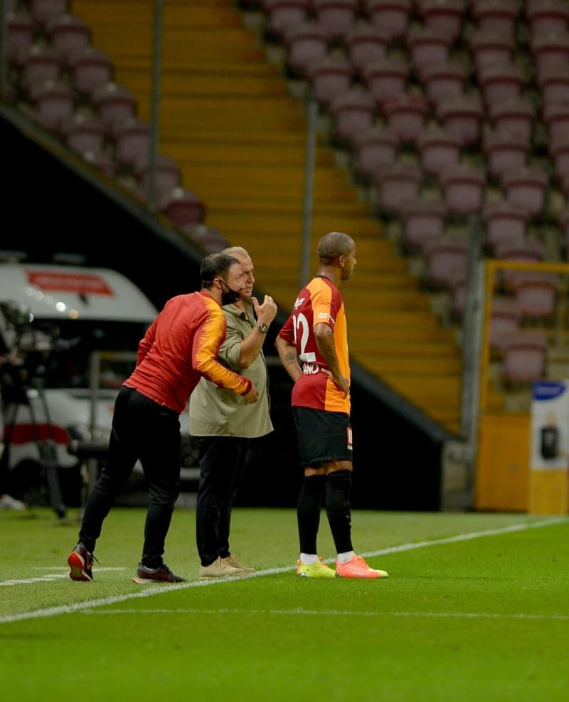 <p>Futbolun bir dengesi var, bu ayarı kaçırdığınız zaman (hakemleri kast ederek) iş başka bir hal alır'.</p>