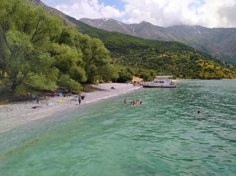Van Gölü Hazası’nda yer alan koyların ve güzelliklerin ön plana çıkması adına harekete geçen Van Ticaret ve Sanayi Odası (Van TSO), “Turizm Hareketlilik” projesi adı altında yeni bir çalışmaya imza attı. Proje kapsamında Ağin koylarını gezen Van TSO Yönetim Kurulu ve meclis üyeleri, korona virüs salgınında başlatılan yeni normalleşmeyle birlikte kentin farkındalığını üst düzeye çıkarmayı amaçlıyor.
