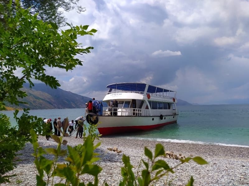<p>“Dünyayla eş zamanlı olarak büyük bir krizin eşiğinde bulunan şehrimizde yeni bir etkinlik başlatarak farkındalık oluşturuyoruz. Yerel yönetimler başta olmak üzere, sivil toplum örgütlerinin eş zamanlı turizm alanında yeni bir hareketlilik sağlaması üzerine bugün ‘Turizm Hareketlilik’ projesinin startını veriyoruz. Projemizin amacı turizmde bir hareketlilik başlatmak. Bunu da öncelikle yerel yönetimlerin kendi içinde, kendi yönetim birimlerinde, özellikle 65 yaş üstü ve 20 yaş altı insanları turistik bölgelere götürmek üzere bir hareketlilik programı başlatmaları yönünde çağrı yapıyoruz. Bu çağrıyı da dünyanın en güzel yerlerinden, koylarından olan Van Denizi’nin koylarından yapıyoruz” dedi.</p>
