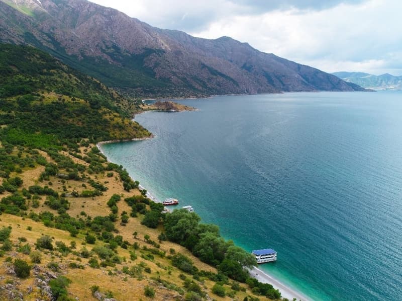<p>Van Gölü Havzası’nda yer alan tüm güzelliklerin bir hikayeye sahip olduğunu dile getiren Takva, dünyaya örnek olabilecek bir havzada yer aldıklarını söyledi.</p>
