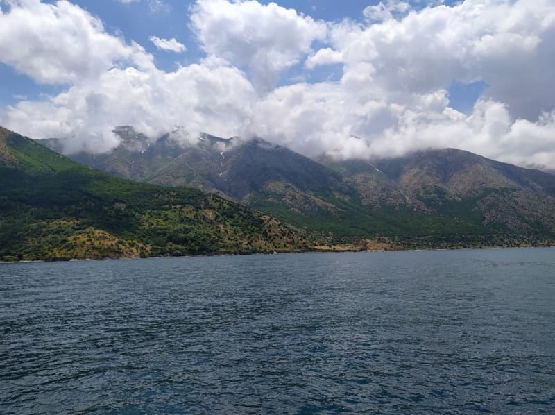 <p>“Siz temmuz/ağustos aylarının belli dönemlerinde Türkiye’nin diğer turistik bölgelerinde suyun sıcaklığından denize giremezsiniz. Ama ortalama su sıcaklığının 10-12 derece olduğu ve dış sıcaklığın da 25-30 derece olduğu bir coğrafyada tatilin keyfine varın. Van Gölü’nde yüzmeden kimse ölmesin. Şifalı suları ve güzelliğiyle Van Gölü, bütün dünya insanlarını bekliyor. Burada herkese yetecek kadar yer var. Bugünkü faaliyetin teması denizden kıyıya bakmaktı. Bu imkanı bulduk. Muhteşemdi.”</p>