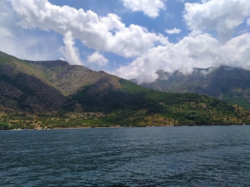 <p>Van Gölü’nün koylarını ziyaret eden vatandaşlar ise gördükleri manzara karşısında mest olduklarını belirterek, bu güzellikleri herkesin görmesi gerektiğini kaydetti.</p>