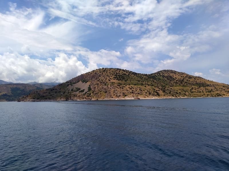 <p>Takva, “Bizim bu havzaya aşkımız, sevgimiz var. Bu sevgiyi mutlaka dünya insanlarıyla paylaşıp o insanların buraları gezip görmeleri ve korumaları istiyoruz. Bu çağrıyı yeniliyoruz. Gönül ister ki imkanlarımız ölçüsünde bütün insanları, bütün Türkiye ve dünya halklarını buraya getirip dünyanın en güzel koylarını ve Van Denizi’ni insanlarına tanıtmaktır' diye konuştu.</p>