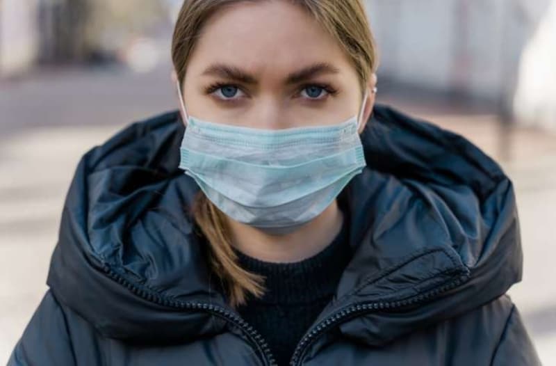 <p>Maske mecburiyeti olan iller 51'e çıktı. Maskenin, 51 ilde hayatın tüm alanlarında, 30 ilde ise alışveriş merkezi, market, restoran, kafe ve kuaför gibi insanların toplu halde bulunduğu iş yerlerinde takılması zorunluluğu bulunuyor.</p>