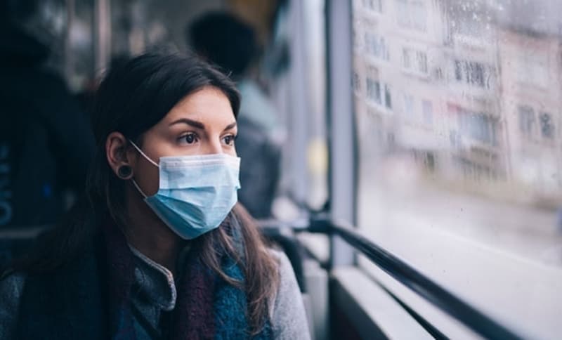 <p>Valiliklerin, Bilim Kurulunun önerisiyle açık alanlar ve toplu bulunulan kapalı mekanlarda maske takmanın zorunlu kılındığını açıkladı. Özel araç içinde de evde beraber yaşadığınız kişiler dışında birileri var ise araç içinde maske takmak zorunlu. Onun dışında araç içinde maske takmak zorunlu değil.</p>