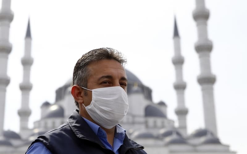 <p>Birçok ilimizde açık ve kapalı alanlar için getirilen maske takma zorunluluğu bazı durumlarda özel araç içerisinde de geçerli oluyor. Bu noktada İl Hıfzıssıhha Kurulu’nun verdiği kararlar oldukça önemli. Zira söz konusu zorunluluğu il bazında incelemek daha doğru olacaktır.</p>