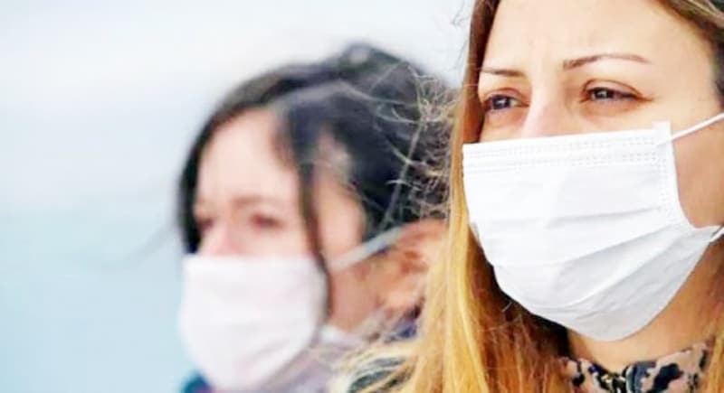 <p>Yeni tip koronavirüs (Kovid-19) tedbirlerinden maske kullanımı zorunluluğuna ilişkin 81 il valiliğine 18 Haziran'da talimat gönderen Bakanlık, 22 Haziran Pazartesi gününe kadar bu kuralı ihlal edenlerin uyarılıp bilgilendirilmesini, o tarihten itibaren de 900 lira idari para cezası uygulanmasını istemişti.</p><p><br></p>