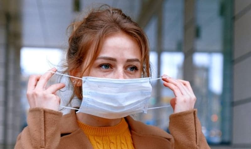 <p><b>900 LİRA PARA CEZASI</b></p><p><b><br></b></p><p>Maske takma zorunluluğuna uymayanlara ülke genelinde uygulama birliği olacak şekilde Umumi Hıfzıssıhha Kanunu'nun 282'nci maddesi uyarınca 900 lira idari para cezası kesilecek.</p>