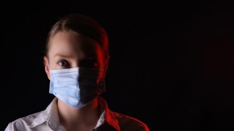 <p>İçişleri Bakanlığının valiliklere gönderdiği talimat doğrultusunda, maske takma zorunluluğuna uymayanlara yarından itibaren 900 lira ceza kesilecek.</p><p><br></p>