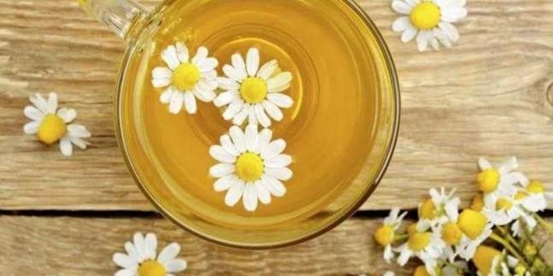 <p class='MsoNormal'>Aynı şekilde hazırladığınız spreyinizi saçınıza uyguladıktan sonra fön makinesi ile kurutabilir, streç sararak kafanızda bekletebilirsiniz. Fakat bu yöntemlerin güneş ışığı kadar etkili olmayacağını da belirtelim. </p>