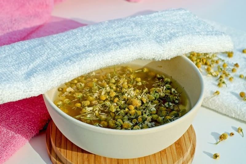 <p class='MsoNormal'>Papatyanın onarıcı gücünden faydalanmak istiyor fakat saç renginizi açılmasını istemiyorsanız, bu işlemi evden çıkmak zorunda olmadığınız bir gün uygulayabilirsiniz. Güneş ışığı almayacağı için saçlarınızın rengi açılmayacak, fakat daha dolgun ve parlak gözükecek. </p>