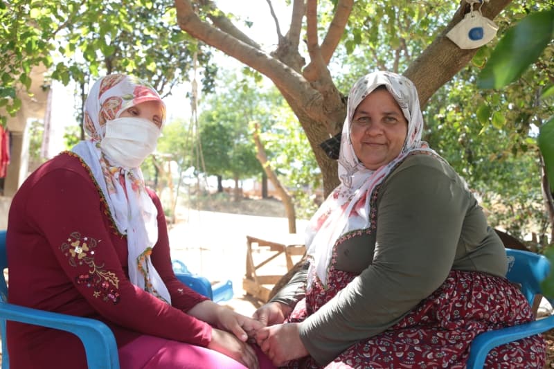 <p>Leyla Demirci, yaptığı açıklamada, büyük bir ameliyatı başararak sağlıklı bir şekilde eve geldiklerini belirterek, 'Ben Ömer hocam ve ekibine çok teşekkür ediyorum. Gece gündüz benim için uğraş verdiler. Onların hakkını unutamam. Daha yüzümde, burun ve gözümde düzletmeler yapılacak.' dedi.</p>