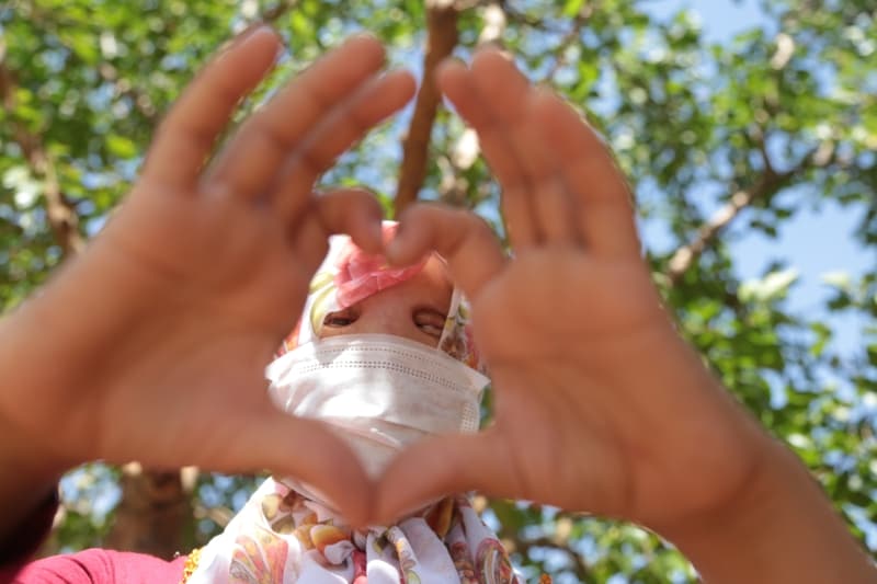 <p>Yeni yüzün kendisi için çok büyük bir anlamının bulunduğunu vurgulayan Leyla Demirci, 'Yeni bir yaşama tutunduk, hayata yeni bir bembeyaz sayfa açtık. Bu bembeyaz sayfanın içinde inşallah daha güzel sayfalar da açarız. Yüzümü görünce aynada yeni doğmuş gibi oldum. İnanamadım. Zor bir ameliyatın da üstesinden geldik.' diye konuştu.</p>