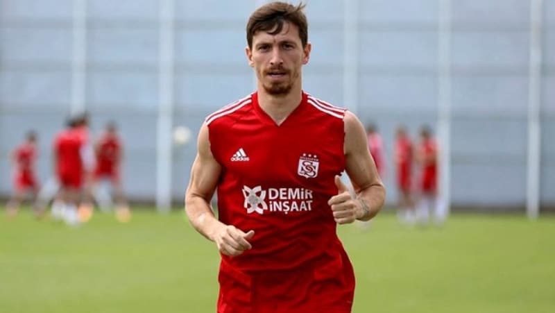 <p>İki rakip arasında daha önce de Emre Akbaba mücadelesi yaşanmış, oyuncu tercihini sarı kırmızılı takımdan yana kullanmıştı.</p>