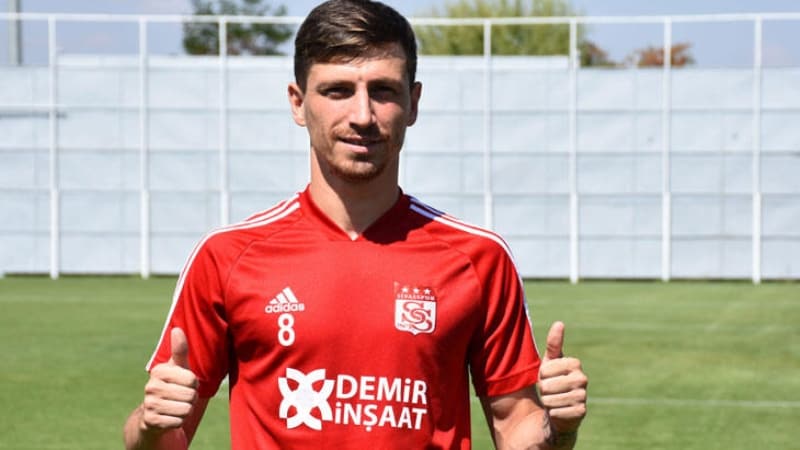 <p>Fenerbahçe böylece ezeli rakibi ile girdiği Vedat Muriç savaşının ardından Mert Hakan Yandaş transferinde de mutlu sona ulaşmış oldu.</p>