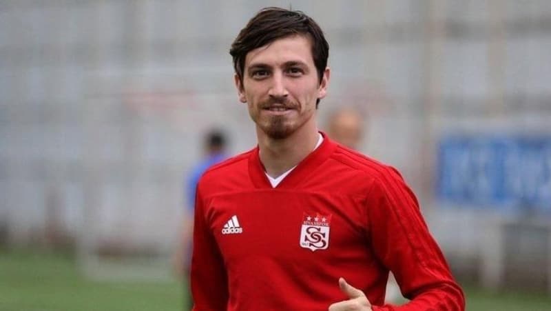 <p>Buna göre Sivasspor'un orta saha oyuncusu sarı lacivertli ekipten yıllık 12 milyon TL kazanacak.</p>