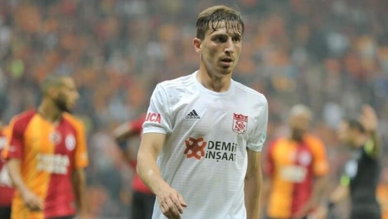 <p>Sarı lacivertli kulüp ile oyuncunun menajeri arasında yapılan görüşmeler sonunda her konuda anlaşma sağlanırken resmi imzaların sezonun bitimiyle birlikte atılacağı öğrenildi.</p>