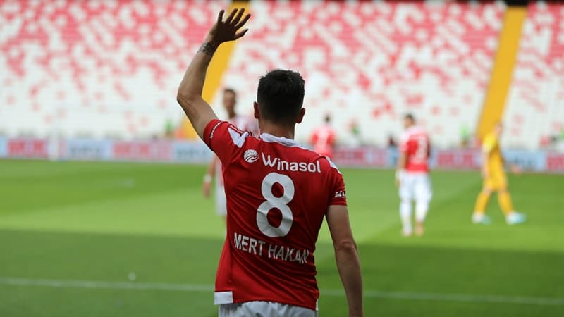 <p>Galatasaray'ın 500-750 bin euro civarı imza parası önerdiği Mert Hakan için Fenerbahçe'nin 10 milyon TL imza parası ödeyeceği ifade edildi.</p>