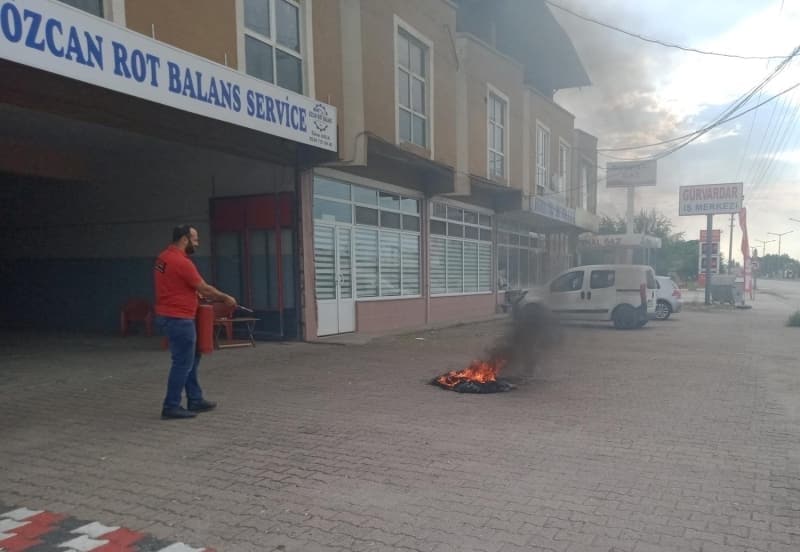 <p>Süper Lig'de dün oynanan ve 3-3'lük eşitlikle sona eren Galatasaray-Gaziantep Futbol Kulübü karşılaşmasının son anları ilginç görüntülere sahne oldu.</p>